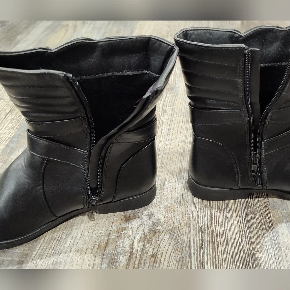 YoKids Girls Size 2 Model: Adele - 37G, Black Zipper Boots w/decorative straps
